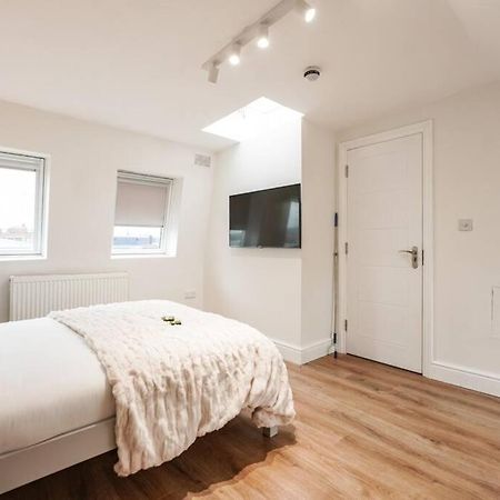 Newly Renovated Modern 4 Bed 3 Bath Apartment ロンドン エクステリア 写真