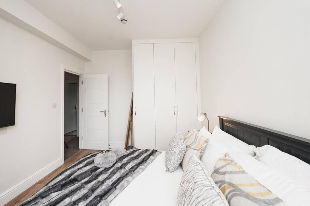 Newly Renovated Modern 4 Bed 3 Bath Apartment ロンドン エクステリア 写真