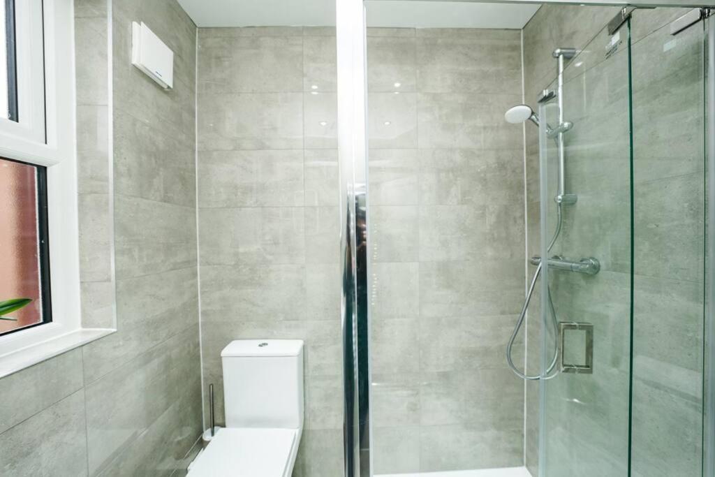 Newly Renovated Modern 4 Bed 3 Bath Apartment ロンドン エクステリア 写真