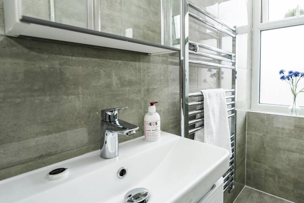 Newly Renovated Modern 4 Bed 3 Bath Apartment ロンドン エクステリア 写真