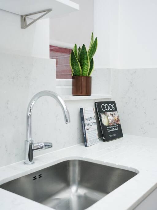 Newly Renovated Modern 4 Bed 3 Bath Apartment ロンドン エクステリア 写真