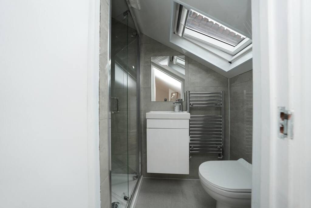 Newly Renovated Modern 4 Bed 3 Bath Apartment ロンドン エクステリア 写真