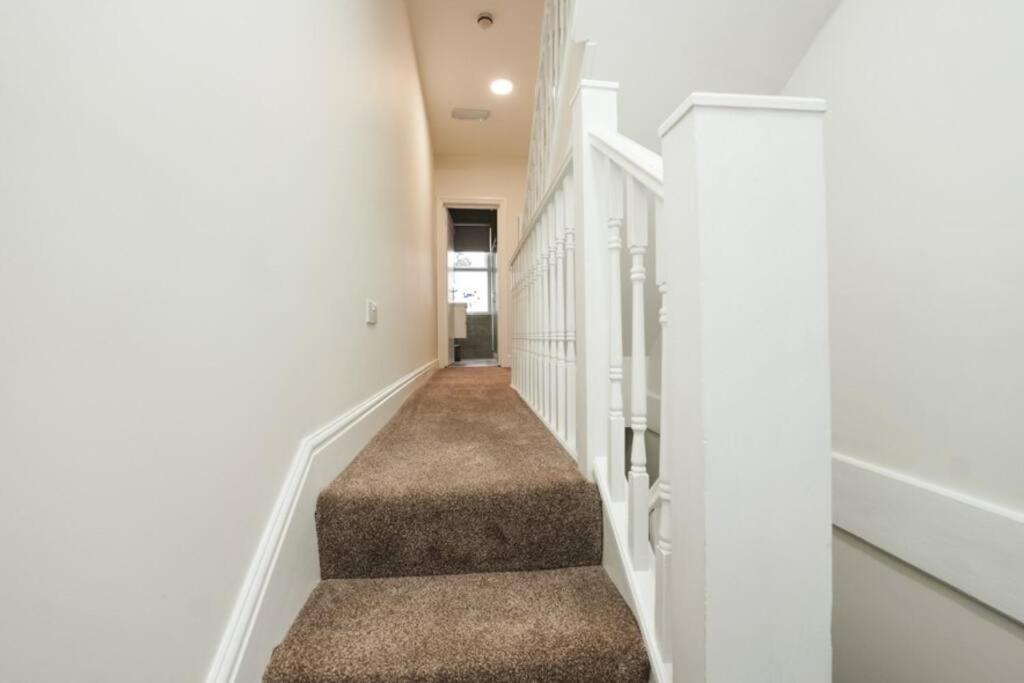 Newly Renovated Modern 4 Bed 3 Bath Apartment ロンドン エクステリア 写真