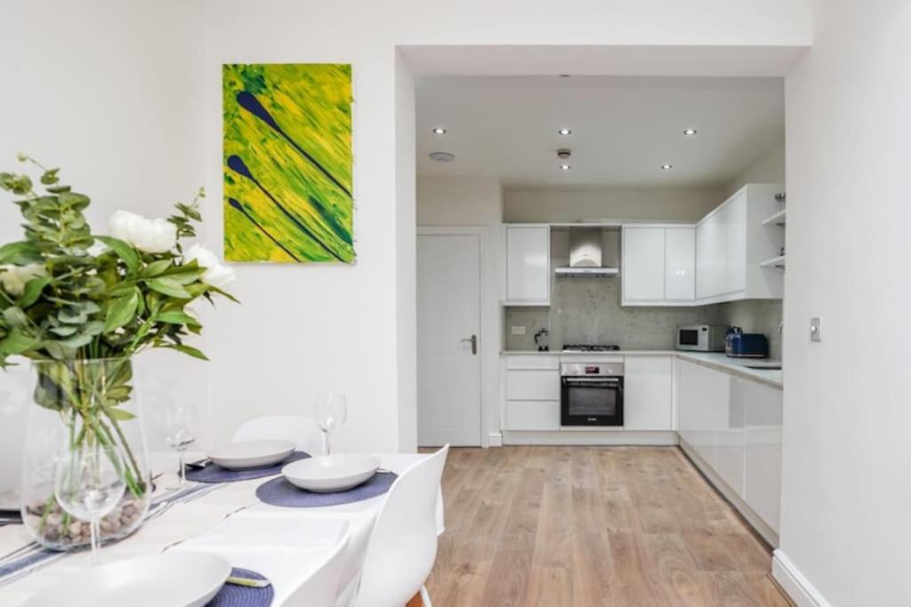 Newly Renovated Modern 4 Bed 3 Bath Apartment ロンドン エクステリア 写真