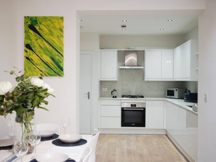 Newly Renovated Modern 4 Bed 3 Bath Apartment ロンドン エクステリア 写真