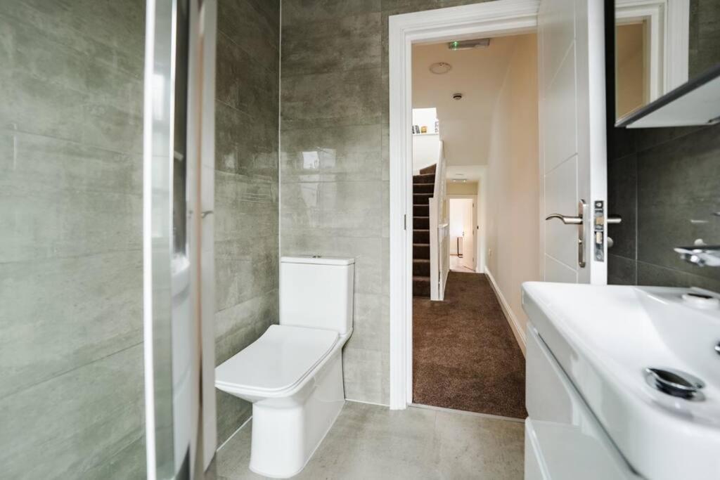 Newly Renovated Modern 4 Bed 3 Bath Apartment ロンドン エクステリア 写真