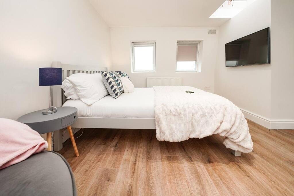 Newly Renovated Modern 4 Bed 3 Bath Apartment ロンドン エクステリア 写真