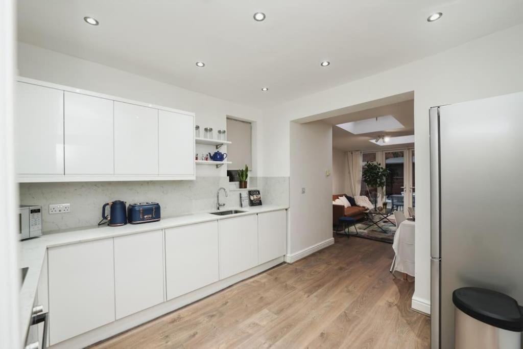 Newly Renovated Modern 4 Bed 3 Bath Apartment ロンドン エクステリア 写真