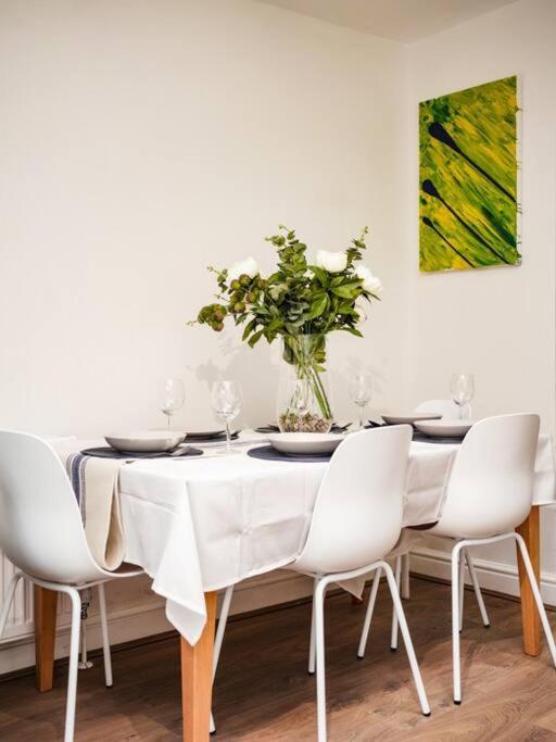 Newly Renovated Modern 4 Bed 3 Bath Apartment ロンドン エクステリア 写真