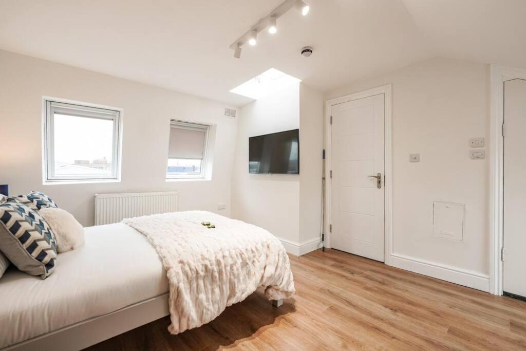 Newly Renovated Modern 4 Bed 3 Bath Apartment ロンドン エクステリア 写真