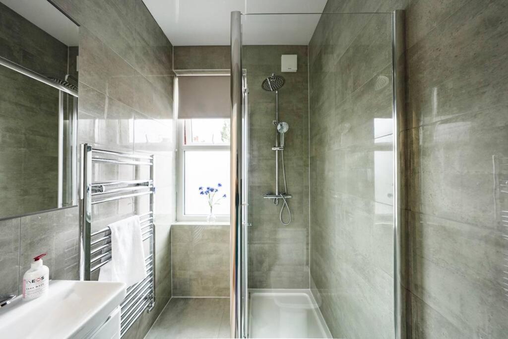 Newly Renovated Modern 4 Bed 3 Bath Apartment ロンドン エクステリア 写真