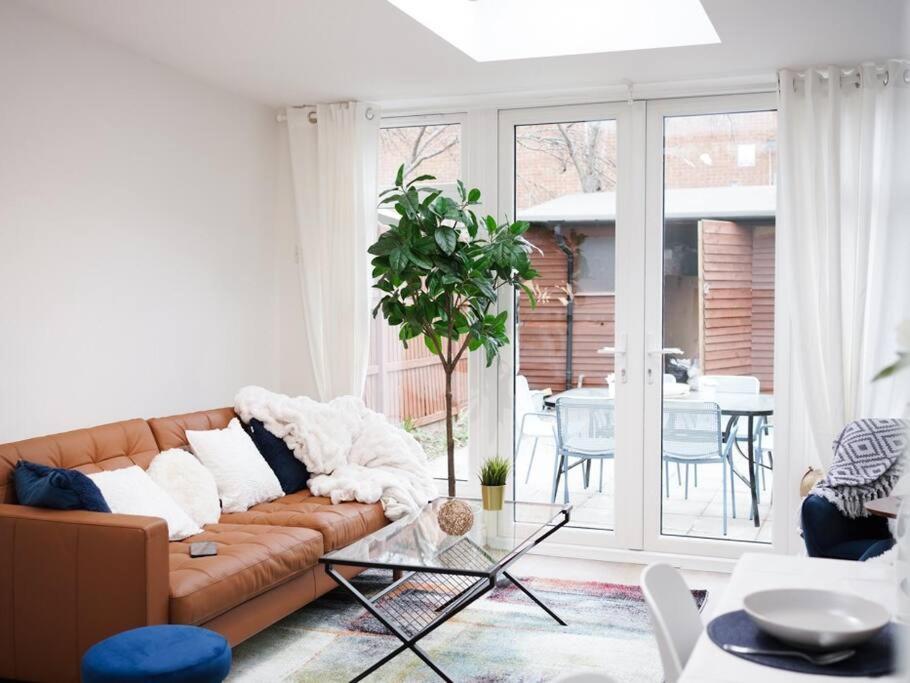 Newly Renovated Modern 4 Bed 3 Bath Apartment ロンドン エクステリア 写真