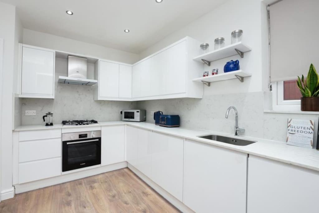Newly Renovated Modern 4 Bed 3 Bath Apartment ロンドン エクステリア 写真