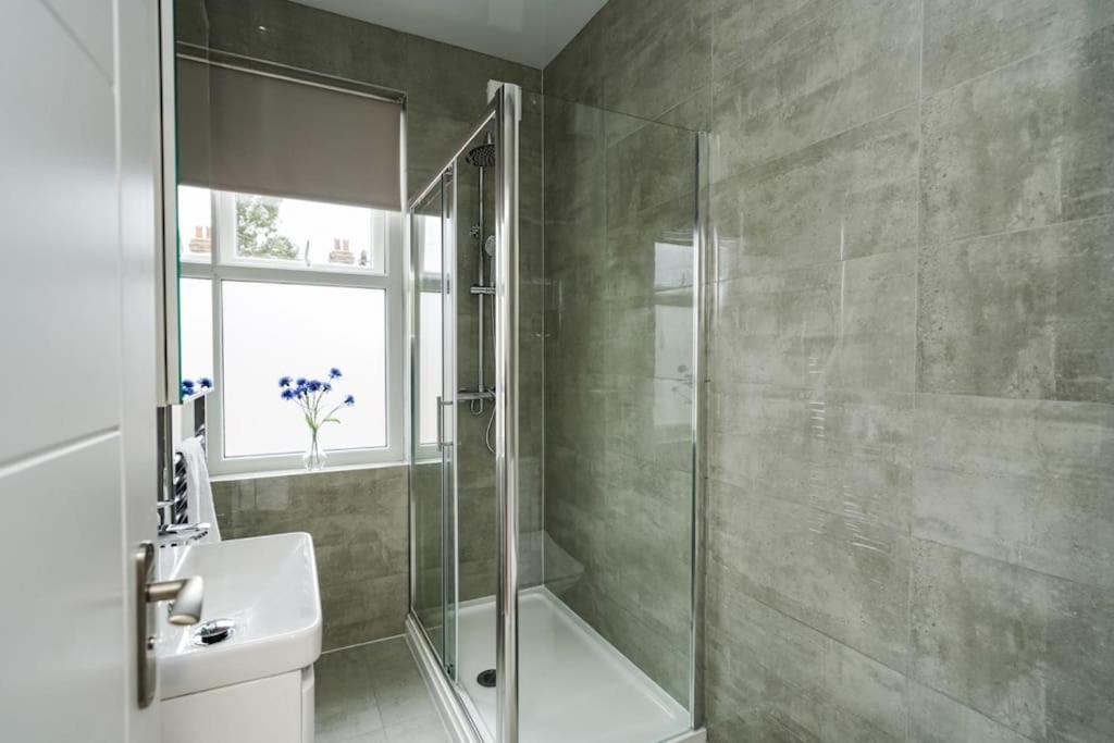 Newly Renovated Modern 4 Bed 3 Bath Apartment ロンドン エクステリア 写真